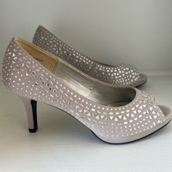 KELLY & KATIE Pumps with Rhinestones - Size 9. Ready for Holidays! Silver. VGUC. - Picture 2 of 7